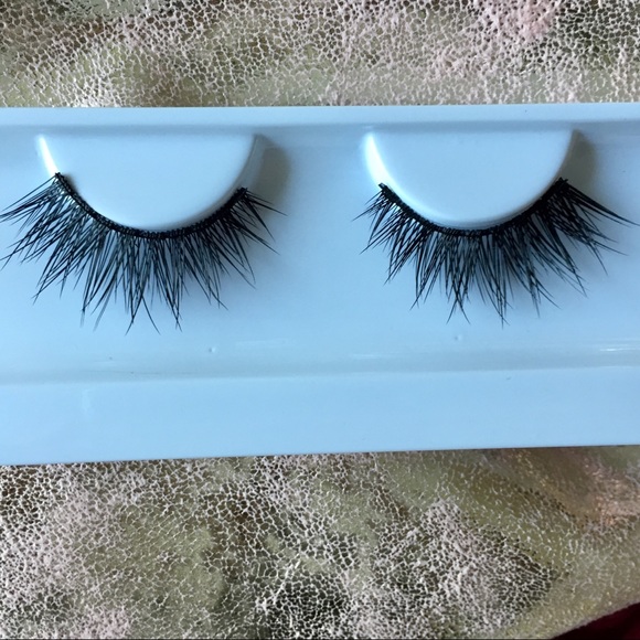 Huda Beauty Classic Lash in “Sasha #11” - Picture 3 of 6